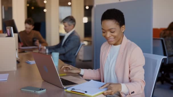 Felice Donna Afroamericana Guardando Appunti Digitando Tastiera Mentre Seduto Ufficio — Video Stock