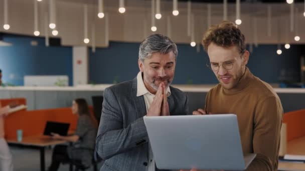 Dva Kolegové Používají Notebook Vypadají Šťastně Když Jim Kanceláři Stojí — Stock video