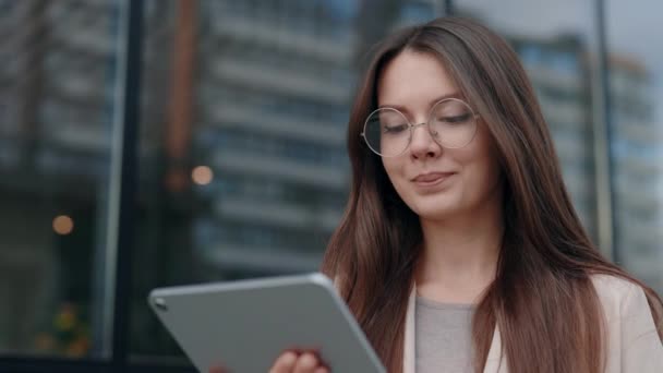 Fiatal Vonzó Nézi Tablet Screen Outdoor Elegáns Üzletasszony Csevegés Online — Stock videók