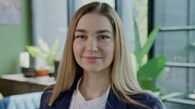 Ofiste Yalnız Kamera Pozisyonu 'na bakan güler yüzlü, kendine güvenen genç bayan, Mutlu Milenyum İşçisi Profesyonel Kapanış Portresi. İş Kadını Poing Şirketi
