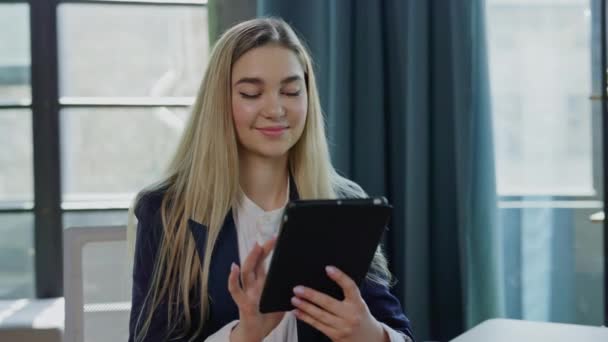 Jonge Zakenvrouw Met Behulp Van Digitale Tablet Tijdens Het Zitten — Stockvideo