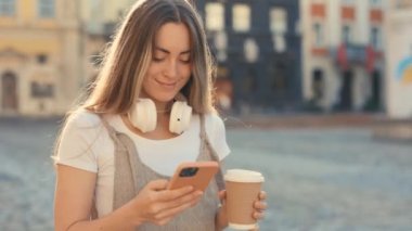 Kahveli Şirin Kız ve Ellerinde Dijital Cep Telefonu. Çekici Kafkas Mutlu Yourist Mesajları, Kaydırma Uygulamaları. Teknoloji ve Yaşam Tarzları kavramı