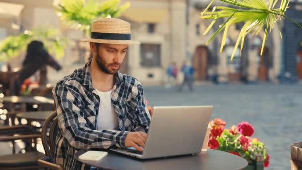 Paksian Serious Handsome Freelancer Working Laptop 배경의 거리에 카페에 사업가 — 비디오