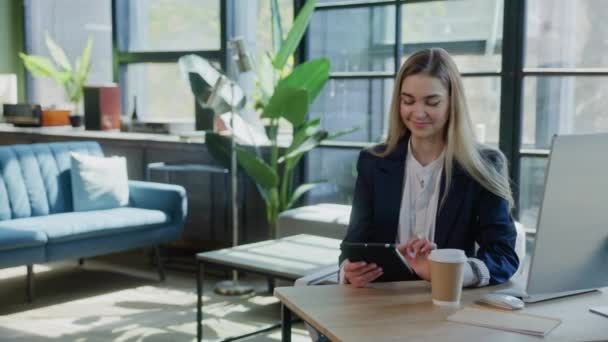 Mosolygós Üzletasszony Digitális Tablet Használata Miközben Home Office Pozitív Lady — Stock videók