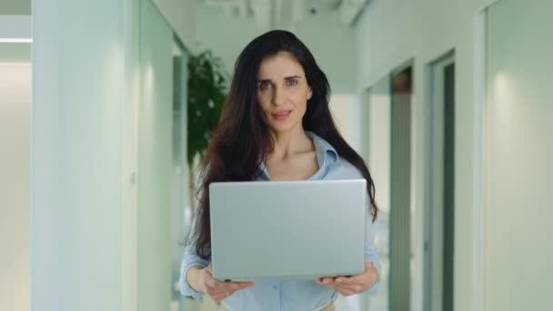 Woman Worker Holding Laptop Sorrindo Olhando Para Câmera Escritório Empresária — Vídeo de Stock
