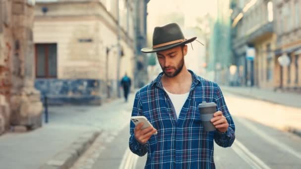 Frumos Turist Spaniol Plimbarea Străzilor Orașului Savurarea Cafelei Utilizarea Smartphone — Videoclip de stoc