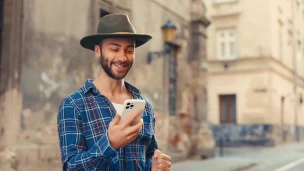 Boas Notícias Happy Student Smiles Stands Street Com Smartphone Sim — Vídeo de Stock