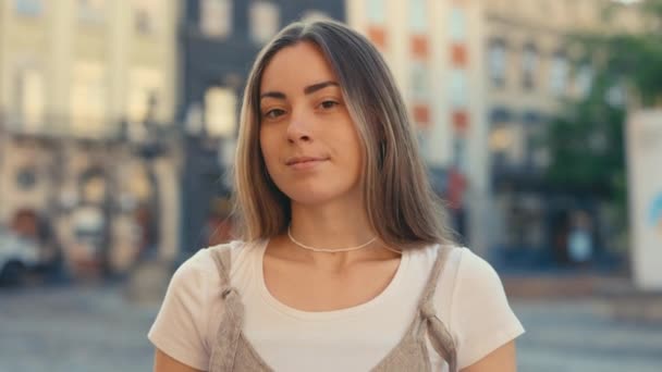 若い魅力的な女性のミステリービューカメラと笑顔を見て 旧市街通りに立つかわいい白人女性観光客の肖像画 人と旅の概念 — ストック動画