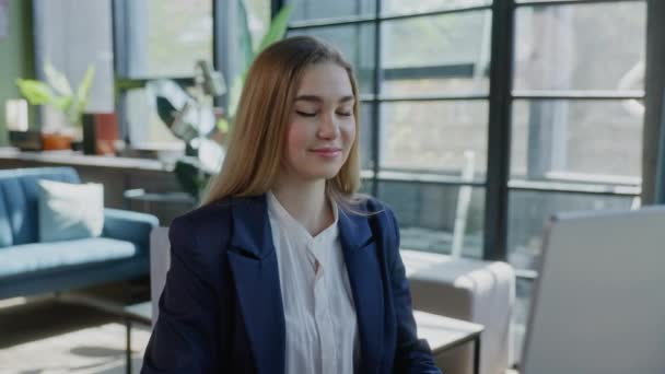 Portrait Attractive Girl Entrepreneur Gépelés Irodai Számítógépen Keres Ban Internet — Stock videók