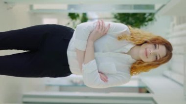 Gülümseyen Sevimli Bayan Patronun Portresi Ofiste Bekliyor, Elleri çapraz. Bağımsız, kendine güvenen iş kadını. Çekici Kadın Şirket İşçisi. Bitkisel Video