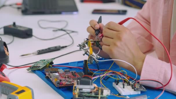 办公室配备了多电表测量仪器的工人 电子维修服务概念 使用工具修理母板的男性手 — 图库视频影像