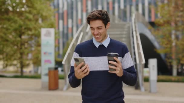 Чоловік Sms Повідомлення Використовуючи Додаток Смартфоні Місті Красивий Молодий Бізнесмен — стокове відео