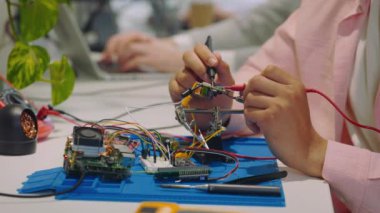 Mühendisin Elleri Kapalı Devre Voltajını Elektrik Multimetresiyle Denetliyor. Elektrik Kalkanında Multimetre kullanarak Endüstriyel Elektrikçi Test Voltajı