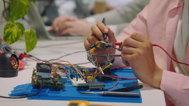 Mühendisin Elleri Kapalı Devre Voltajını Elektrik Multimetresiyle Denetliyor Elektrik Kalkanında — Stok video