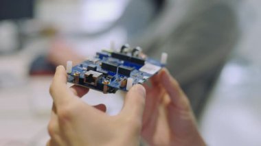Erkek Eller Ana Kart 'ı ya da Mikrodevreyi Tutuyor, Arızayı Kontrol Ediyor. Yetenek İşleri ve Tamir Servisi. Elektronik Onarım ve Test Konsepti. Kapat.