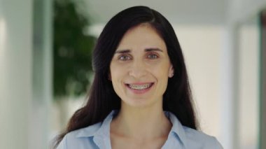 Gülümseyen Kafkasyalı güzel iş kızı ofiste kameraya bakıyor. Başarılı Güçlü İş Kadını Feminizm İşçisi Kadın Patron Kadın Resmi Kıyafetler Lideri