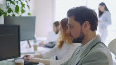 Modern Ofiste Programlama Kodu Dili Kullanan Genç Yakışıklı Bilişim Programcısı. İnternet Teknolojisi. Dijital Dönüşüm Geleceğin İş Gücü Web Dev Kariyer Geliştirmesi. Kapat.