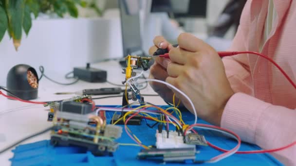 Инженер Механик Измеряет Электрическое Напряжение Материнской Платы Помощью Цифрового Мультиметра — стоковое видео