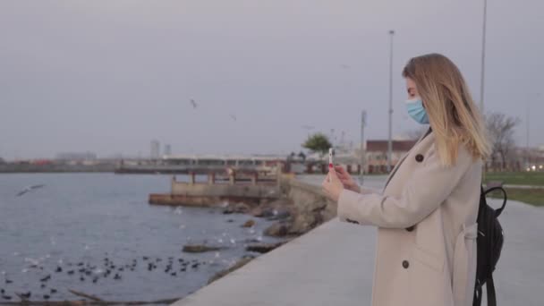 Weibliche Touristin Während Covid Frau Mit Schutzmaske Dreht Video Ufer — Stockvideo