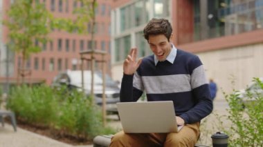 Erkek Menajer Patron Lider Şirketi CEO 'su. Çevrimiçi Proje ile meşgul. Dışarıdaki Laptop' u kullanarak, Çalışan Amaçlı Video çağrısı yaparak. İnternette Danışman Müşteri. Laptop 'ta Danışman İletişim Video Çağrısı.