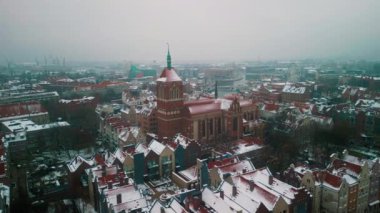 Kutsal Bakire Meryem Bazilikası 'nın Kış Gdansk' taki panoramik hava görüntüsü. Eski Kiliseyle Eski Kış Şehri 'nin güzel manzarası. Avrupa 'da Turizm ve Seyahat Konsepti