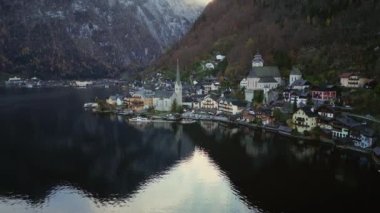 Avusturya Alpleri 'ndeki Hallstatter Gölü kıyıları yakınlarındaki Hallstatt Alp Köyü' nün göz kamaştırıcı sonbahar manzarası. Hallstatt Village on the Nature Background. Seyahat Konsepti