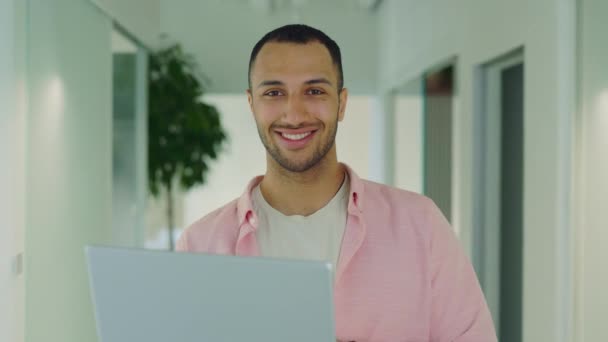 Handsome Businessman Entrepreneur Standing Office Holding Laptop Computer Young Multi — стоковое видео
