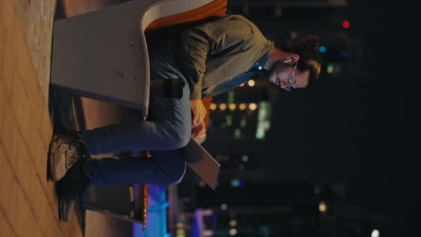 Video Vertikal Young Worker Working Online Menggunakan Laptop Night Sitting — Stok Video