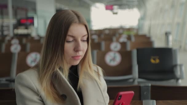 商务女士在国际机场的登机休息厅等候 使用智能手机 浏览互联网 社交媒体 使用手机在网上旅行妇女远程工作 航空公司枢纽 — 图库视频影像
