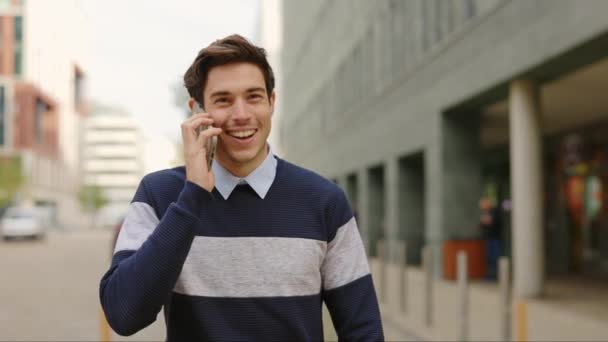 Позитивний Бізнесмен Робить Телефонний Дзвінок Вулиці Використовуючи Свій Мобільний Телефон — стокове відео