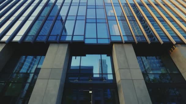 ビジネスセンターへの入口 金融地区の広々としたモダンなガラス構造 シティビジネスディストリクト ビジネスコンセプト 建築について ない人々 — ストック動画