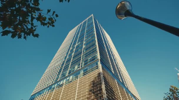 サマーサンライトのオフィスビルの低い景色 現代ビジネスセンター 高層ビル ビジネスビルを眺めている ビジネスコンセプト — ストック動画