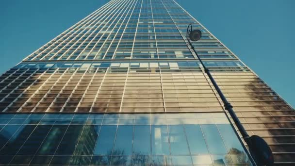 近代地区のビジネスビルとオフィスビルの低角度ビュー 金融超高層ビルとのビジネスシティ 建築について ビジネスコンセプト — ストック動画