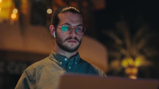 Jóképű Férfi Dolgozik Online Segítségével Laptop Miközben Kívül Padon Este — Stock videók