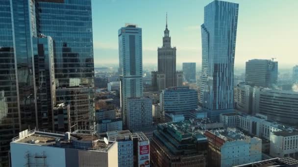 ワルシャワ ポーランド 2022年11月7日 ビッグメトロポリスの空中ビュー 新しいオフィス ガラス高層ビル ダウンタウンの賑やかなビジネスセンタービルのマジェスティックなドローンビュー — ストック動画