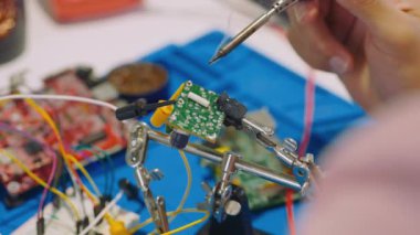 Elektronik Devre Kurulu, DIY Hobileri ve Elektrik Atölyesi Konseptinden Direnişi Solder Iron Lehim 'in Elleri
