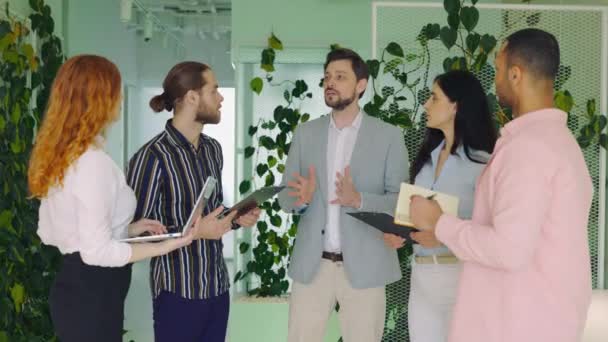 행복한 사업가 사무실에 브리핑 회의에서 투자자와 프로젝트 아이디어를 직업적인 밀레니엄 — 비디오