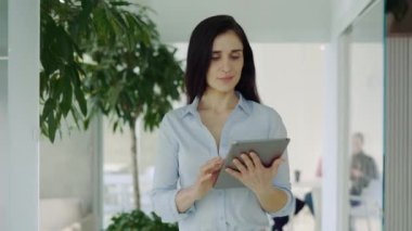 Çekici İş Kızı Ofise Çalışmak İçin Tablet Kullanarak Gidiyor. Çalışma Alanında Başarılı Ofis İşçisi Aygıt Kullanımı, Yeni Proje Yapımı
