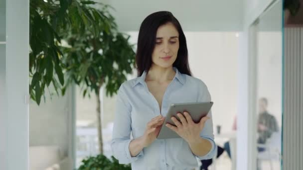 Atraente Businessgirl Indo Escritório Usando Tablet Para Fins Trabalho Trabalhador — Vídeo de Stock