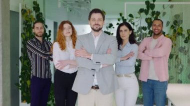 Genç ve Başarılı Ekip Ofiste Karşılıklı Silahlarla Kameraya Bakıyor. Çeşitli BT çalışanlarının portresi Ofiste Birlikte Poz Veriyorlar. Halk ve İş Konsepti