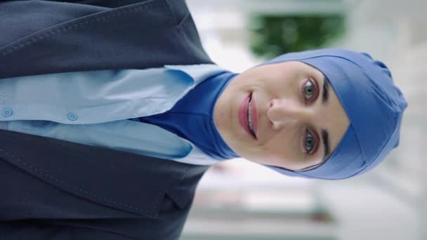 Porträtt Framgångsrik Executive Affärskvinna Hijab Tittar Kameran Och Ler Stående — Stockvideo