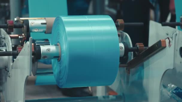 Fabrika Rüzgarları Plastik Torba Üretim Süreci Sırasında Mavi Polietilen Kumaşa — Stok video