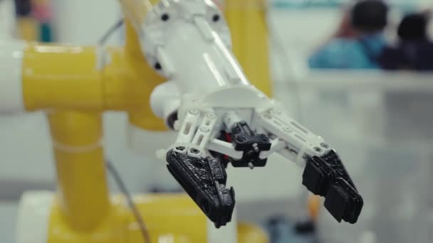 Ręka Robota Laboratorium Wystawa Sztucznej Inteligencji Zdalne Sterowanie Robotic Machine — Wideo stockowe