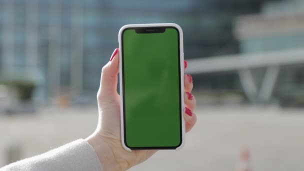 女性的手与绿色屏幕显示在外面 在城市里 拿着手机的女人在户外装模作样 女士Holds Cellphone与Chroma键 技术概念 — 图库视频影像