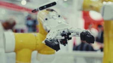 Robot El iş başında. Yeni Yüksek Teknoloji Robot Kolu. Endüstriyel Robot Manipülatörü. Teknoloji Sergisi. Yapay Zeka