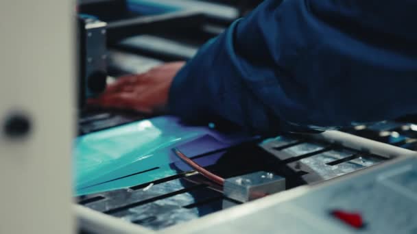 Διαδικασία Κατασκευής Των Μπλε Τσαντών Απορριμμάτων Πολυαιθυλενίου Εμπλέκει Τον Εργαζόμενο — Αρχείο Βίντεο