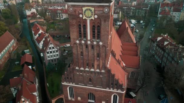 バックグラウンドの歴史的建築を備えたアンティーク セント カザーン教会の空中観察 ポーランドの美しい地区のドローンビュー ヨーロッパの観光コンセプト — ストック動画