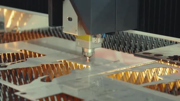 现代工艺切割 动力作用是应用于金属水平铁质物体使用热气 激光用于切割金属材料 — 图库视频影像