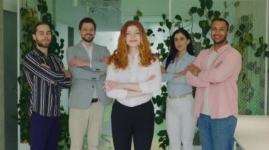 Profesyonel bayan liderle pozitif çok ırklı iş ekibi. Çapraz Elli Çeşitli Meslektaşlar, Çalışanlar, İş Arkadaşları, İş Adamları ve İş Kadınlarının Grup Portresi. Ofisteki Gülümseyen Poz