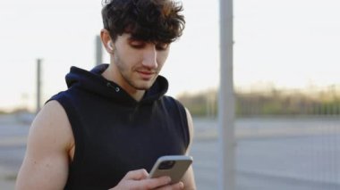 Formda Kardiyo Sporcusu Mahkemede Yürüyüş, Akıllı Telefon Uygulamaları, Sosyal Medya Kontrol, Çevrimiçi Sohbet. Fiziksel Egzersizlerle Koşucu Kaydırma Uygulamaları. Spor, Teknoloji Konsepti